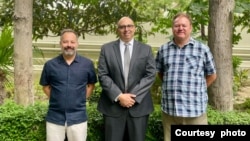 Hugo Gevara və Adam Komorovski (Foto ABŞ səfirliyinindir)