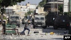 Des échanges de tirs entre Palestiniens et forces israéliennes ont eu lieu lors du raid alors qu'une dizaine de véhicules de l'armée ont bloqué la circulation dans la ville.