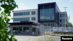 Kantor FBI Cincinnati, Ohio, AS, setelah polisi menutup Interstate 71 North, 11 Agustus 2022. (REUTERS/Jeffrey Dean). 