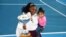 Serena Williams tient sa fille Alexis Olympia Ohanian Jr. et le trophée ASB après avoir remporté l'ASB Classic à Auckland, en Nouvelle-Zélande, le dimanche 12 janvier 2020.