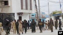 Des soldats patrouillent devant l'hôtel Hayat à Mogadiscio, en Somalie, le samedi 20 août 2022.