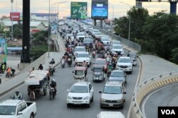 អ្នកបើកបរ​កំពុង​ធ្វើ​ដំណើរ​លើ​ស្ពាន​ច្បារអំពៅ រាជធានី​ភ្នំពេញ នៅ​ថ្ងៃទី​៨ ខែ​កក្កដា ឆ្នាំ​២០២២។ (កាន់ វិច្ឆិកា/វីអូអេ)