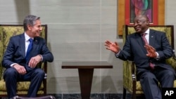 美国国务卿布林肯与南非总统拉马福萨在杉球恩举行会晤。（2022年8月9日）