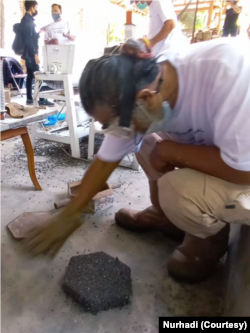 Konblok berbahan pasir dan plastik yang dicetak dapat langsung digunakan. (Foto: VOA/Nurhadi)