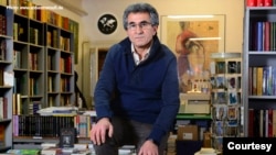 عباس معروفی در کتاب‌فروشی «خانه هنر و ادبیات هدایت». عکس از: abbasmaroufi.de