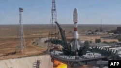 이란의 '하이얌' 위성을 탑재한 러시아 '소유즈' 로켓이 9일 카자흐스탄에서 발사되고 있다.