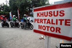 Pengendara sepeda motor mengantre untuk membeli BBM bersubsidi di SPBU Pertamina, di Jakarta, 22 Agustus 2022. (Foto: REUTERS/Ajeng Dinar Ulfiana)