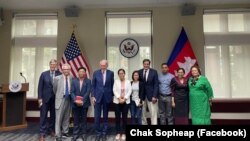គណៈប្រតិភូ​សភា​អាមេរិក​ដែលដឹកនាំ​ដោយ​លោក Ed Markey សមាជិក​ព្រឹទ្ធសភា​អាមេរិក​ពី​​គណបក្ស​ប្រជាធិបតេយ្យ​ប្រចាំ​រដ្ឋ Massachussetts ជួប​ជាមួយ​នឹង​មន្ត្រី​សង្គម​ស៊ីវិល​កម្ពុជា​ដើម្បី​ស្វែងយល់​អំពី​ស្ថានការណ៍​សិទ្ធិមនុស្ស​នៅ​កម្ពុជា ថ្ងៃទី ១៦ ខែសីហា ឆ្នាំ២០២២។ (Facebook/Chak Sopheap) 