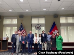 គណៈប្រតិភូ​សភា​អាមេរិក​ដែលដឹកនាំ​ដោយ​លោក Ed Markey សមាជិក​ព្រឹទ្ធសភា​អាមេរិក​មកពី​គណបក្ស​ប្រជាធិបតេយ្យ​ប្រចាំ​រដ្ឋ Massachussetts ជួប​ជាមួយ​នឹង​មន្ត្រី​សង្គម​ស៊ីវិល​កម្ពុជា​ដើម្បី​ស្វែងយល់​អំពី​ស្ថានការណ៍​សិទ្ធិមនុស្ស​នៅ​កម្ពុជា ថ្ងៃទី ១៦ ខែសីហា ឆ្នាំ២០២២។ (រូបថតពី Facebook/Chak Sopheap)