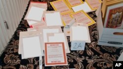 ឯកសារ​ដែល​ត្រូវ​បាន​រឹបអូស​យក​ដោយ​ទីភ្នាក់ងារ​សហព័ន្ធ​ស៊ើប​អង្កេត (FBI) ក្នុង​អំឡុង​ការ​ឆែកឆេរ​ភូមិគ្រឹះ​ Mar-a-Lago របស់​អតីត​ប្រធានាធិបតី​អាមេរិក​លោក Donald Trump នៅ​រដ្ឋ Florida កាល​ពី​ថ្ងៃ​ទី​៨ ខែ​សីហា ឆ្នាំ​២០២២។