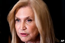 미국 뉴욕 제12 연방 하원 선거구에서 민주당 예비선거에 나선 캐롤린 멀로니 의원이 23일 지지자들에게 연설하고 있다.