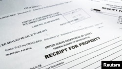 Tanda terima dari barang-barang dan dokumen yang disita dalam pelaksanaan surat perintah penggeledahan oleh FBI di kediaman mantan Presiden Donald Trump di Mar-a-Lago, West Palm Beach, Florida, AS 12 Agustus 2022.