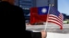 Seorang demonstran memegang bendera Taiwan dan Amerika Serikat untuk mendukung Taiwan di Burlingame, California, 14 Januari 2017. (Foto: via Reuters)