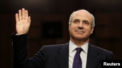 CEO Hermitage Capital Bill Browder sedang diambil sumpah sebelum meneruskan dengar pendapat komite Hukum Senat mengenai dugaan campur tangan Rusia dalam pemilihan presiden 2016 di Capitol Hill di Washington, 27 Juli 2017.