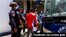 ជនជាតិចិននិងវៀតណាមជាង ១០០ នាក់ ត្រូវបានកងកម្លាំងរាជអាវុធហត្ថរាជធានីភ្នំពេញចាប់ខ្លួន ពាក់ព័ន្ធនឹងបើកល្បែងអនឡាញខុសច្បាប់ នៅសង្កាត់ផ្សារដើមថ្កូវ ខណ្ឌចំការមន កាលពីថ្ងៃទី ២១ ខែសីហា ឆ្នាំ ២០២១។