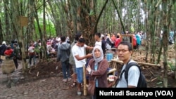 Singgih Susilo Kartono (kanan dengan kamera), konseptor Pasar Papringan. (VOA/Nurhadi Sucahyo)