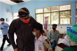 Seorang siswa SMP Negeri 2 Sewon, Bantul, DIY menerima vaksin sebagai bagian program nasional vaksin untuk pelajar. (Foto: Courtesy/Pemkab Bantul)