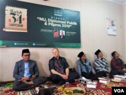 Dari kiri: Ketua Lakpesdam PBNU Rumadi Ahmad, James Hoesterey dalam Diskusi "NU, Diplomasi Publik dan Pilpres 2019" di kantor Lakpesdam PBNU di Jakarta hari Rabu (1/5). (Foto: VOA/Fathiyah)
