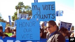 Chris Deschene, kandidat kepala suku Navajo bersama para pendukungnya di depan pengadilan Window Rock, Arizona (3/10).