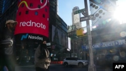 Reklama za "RedNote", kinesku aplikaciju za društvene mreže, dok ljudi prolaze pored sjedišta Nasdaq-a na Times Squareu, 27. januara 2025. u New Yorku.