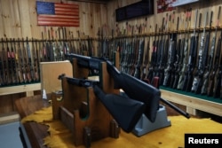 Berbagai jenis senjata api terlihat dipajang di Calamity Jane's Firearms and Fine Shoes di Hudson Falls, New York, AS, 20 Juli 2022. (Foto: REUTERS/Shannon Stapleton)
