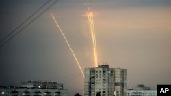 Ruske rakete lansirane iz Belgoroda na Ukrajinu, vide se u zoru u regionu Harkova, 15. avgusta 2022.