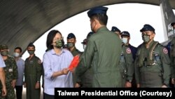 台湾总统蔡英文8月30日前往澎湖视察台湾空军部队。（台湾总统府）