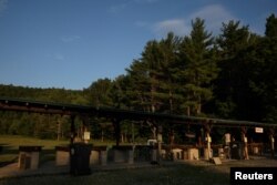 Seorang pria menembak sasaran dengan senapan panjang kaliber .22 di Dunhams Bay Fish & Game Club di Queensbury, New York, AS, 20 Juli 2022. (REUTERS/Shannon Stapleton)