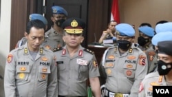 Tersangka pembunuhan Brigadir J, Ferdy Sambo (tengah). (VOA/Indra Yoga)
