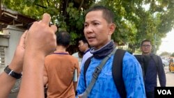 លោក ហ៊ុន វណ្ណៈ សមាជិកខ្មែរថាវរៈ ផ្តល់បទសម្ភាសន៍ដល់អ្នកសារព័ត៌មាននៅខាងមុខសាលា​ឧទ្ធរណ៍ ក្នុងរាជធានីភ្នំពេញ កាលពីថ្ងៃទី២២ ខែសីហា ឆ្នាំ២០២២។ (លាស់ លីបលីប/វីអូអេ)