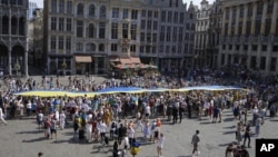 Velika ukrajinska zastava u Briselu (Foto: AP/Virginia Mayo)