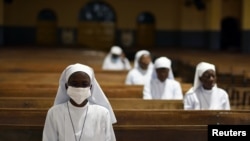 Sejumlah biarawati menghadiri misa Perjamuan Terakhir di sebuah katedral Ouagadougou, Burkina Faso, pada 9 April 2020. (Foto: Reuters/Anne Mimault)