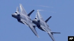 2018年在珠海航展上出现的两架中国的歼-20重型隐身战斗机 (美联社照片)