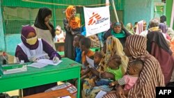 Des personnes qui ont fui les affrontements ethniques dans l'État du Nil Bleu attendent dans une clinique dans un camp pour personnes déplacées à Damazin, le 7 août 2022.