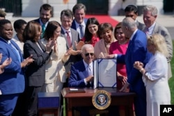 2022年8月9日，拜登总统在白宫南草坪将《2022年芯片和科学法》签署成法律。（美联社）