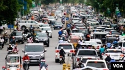 អ្នកបើកបរ​កំពុង​ធ្វើ​ដំណើរ​តាម​បណ្តោយ​មហាវិថី​ព្រះ​នរោត្តម​​ រាជធានី​ភ្នំពេញ នៅ​ព្រឹក​​ថ្ងៃទី​៨ ខែ​កក្កដា ឆ្នាំ​២០២២។ (កាន់ វិច្ឆិកា/វីអូអេ)