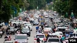 រូបឯកសារ៖ អ្នកបើកបរ​កំពុង​ធ្វើ​ដំណើរ​តាម​បណ្តោយ​មហាវិថី​ព្រះ​នរោត្តម​​ រាជធានី​ភ្នំពេញ នៅ​ព្រឹក​​ថ្ងៃទី​៨ ខែ​កក្កដា ឆ្នាំ​២០២២។ (កាន់ វិច្ឆិកា/វីអូអេ)