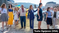 Амбасадорката на САД на чело од поворката со украинското знаме