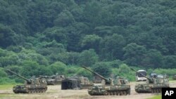 한국군 장병들이 지난 8월 경기도 파주에서 K-9 자주포를 동원해 훈련을 준비하고 있다. (자료사진)