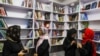 Sejumlah perempuan Afghanistan menghadiri pembukaan perpustakaan khusus perempuan di Kabul, Afghanistan, pada 24 Agustus 2022. (Foto: Reuters/Ali Khara)