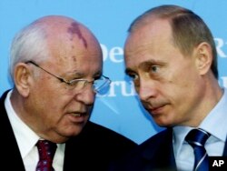 រូប​ឯកសារ៖ អតីត​មេដឹកនាំ​សហភាព​សូវៀត​លោក Mikhail Gorbachev និយាយ​ជាមួយ​ប្រធានាធិបតី​រុស្ស៊ីលោក Vladimir Putin នៅ​ប្រទេស​អាល្លឺម៉ង់ កាល​ពី​ថ្ងៃ​ទី​២១ ខែ​ធ្នូ ឆ្នាំ​២០០៤។