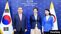 방한 중인 엘리자베스 살몬(가운데) 유엔 북한인권 특별보고관이 31일 서울 외교부 청사에서 박진(왼쪽) 한국 외교부 장관을 예방하고 있다. 오른쪽은 이신화 한국 북한인권국제협력대사. (한국 외교부 제공)