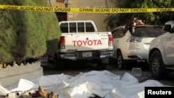 Barisan mayat dari anggota kelompok militan Al Shabab terbaring di luar Hotel Hayat Hotel di Mogadishu, Somalia, pada 21 Agustus 2022. (Foto: Reuters/Feisal Omar)