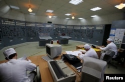 FILE - Wafanyakazi wakiwa ndani ya chumba cha kuendesha mtambo wa nyuklia huko Enerhodar, Ukraine, April 9, 2013. REUTERS/Stringer (UKRAINE - Tags: ENERGY)