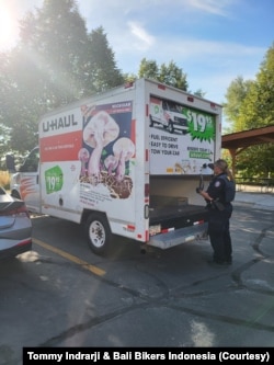 Seorang polisi memeriksa truk U-Haul yang pintu belakangnya terbuka sebagian. (Foto: Tommy Indrarji & Bali Bikers Indonesia)
