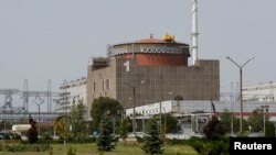 ទិដ្ឋភាព​នៃ​រោងចក្រ​ថាមពល​នុយក្លេអ៊ែរ Zaporizhzhia នៅ​ខាង​ក្រៅ​ទីក្រុង Enerhodar ដែល​គ្រប់គ្រង​ដោយ​រុស្ស៊ី​ក្នុង​តំបន់ Zaporizhzhia នៃ​ប្រទេស​អ៊ុយក្រែន កាលពី​ថ្ងៃទី២២ ខែសីហា ឆ្នាំ២០២២។