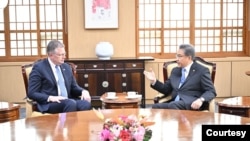 방한 중인 대니얼 크리튼브링크(왼쪽) 미 국무부 동아시아태평양 담당 차관보가 26일 서울 외교부 청사에서 박진 한국 외교부 장관과 회동하고 있다. (한국 외교부 제공)