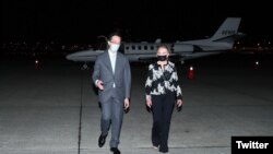 Senator Marsha Blackburn (kanan) tiba di ibu kota Taiwan, Taipei, hari Kamis (25/8). (Sumber: Twitter @MarshaBlackburn)