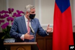 Gubernur Indiana AS Eric Holcomb dalam pertemuan dengan Presiden Taiwan Tsai Ing-wen, di kantor Presiden di Taipei, Taiwan, Senin, 22 Agustus 2022. (Kantor Kepresidenan Taiwan via AP)