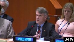 토머스 컨트리맨(가운데) 미 국무부 국제안보 비확산국 선임고문이 11일 뉴욕 유엔본부에서 진행된 제 10차 핵확산금지조약(NPT) 평가회의 제 2위원회 회의에서 발언하고 있다. (유엔TV 영상 캡쳐) 